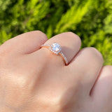 Anillo de compromiso con diamante natural central de .30ct corte brillante con certificación GIA y 32 diamantes naturales laterales elaborado en oro rosa de 14k