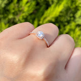 Anillo de compromiso con moissanita de .50ct corte brillante con certificado GRA y 32 diamantes naturales laterales elaborado en oro rosa de 14k