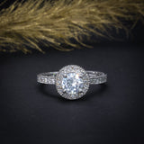 Anillo de compromiso con diamante natural central de .70ct corte brillante con certificación GIA y 55 diamantes naturales laterales elaborado en oro blanco de 14k