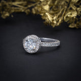 Anillo de compromiso con diamante natural central de .70ct corte brillante con certificación GIA y 55 diamantes naturales laterales elaborado en oro blanco de 14k