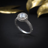 Anillo de compromiso con diamante natural central de .70ct corte brillante con certificación GIA y 55 diamantes naturales laterales elaborado en oro blanco de 14k