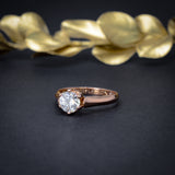Anillo de compromiso con diamante de laboratorio de 1.0ct corte brillante con certificado IGI y 12 zafiros naturales elaborado en oro rosa de 14k