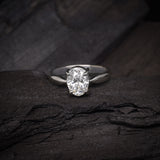 Anillo de compromiso con diamante natural central de 1.0ct corte oval con certificación GIA elaborado en oro blanco de 14k