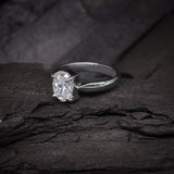 Anillo de compromiso con diamante natural central de 1.0ct corte oval con certificación GIA elaborado en oro blanco de 14k