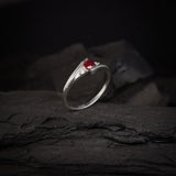 Anillo de compromiso con rubí natural de .20ct corte brillante y 2 cristales elaborado en oro blanco de 10k