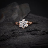 Anillo de compromiso con diamante natural central de .20ct y 6 diamantes naturales laterales elaborado en oro rosa de 14k