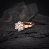 Anillo de compromiso con diamante natural central de .20ct y 6 diamantes naturales laterales elaborado en oro rosa de 14k