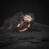 Anillo de compromiso con diamante natural central de .20ct y 6 diamantes naturales laterales elaborado en oro rosa de 14k