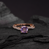 Anillo de compromiso con amatista natural de 1.0ct corte brillante y 18 diamantes naturales laterales elaborado en oro rosa de 14k