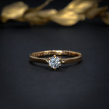 Anillo de compromiso con diamante natural central de .30ct con certificación GIA elaborado en oro amarillo de 18 kilates