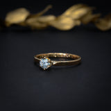 Anillo de compromiso con diamante natural central de .30ct con certificación GIA elaborado en oro amarillo de 18 kilates