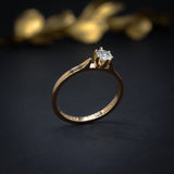 Anillo de compromiso con diamante natural central de .30ct con certificación GIA elaborado en oro amarillo de 18 kilates