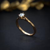 Anillo de compromiso con diamante natural central de .30ct con certificación GIA elaborado en oro amarillo de 18 kilates