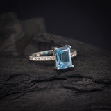 Anillo de compromiso con topacio natural corte esmeralda y 12 diamantes laterales elaborado en plata .970