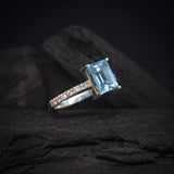 Anillo de compromiso con topacio natural corte esmeralda y 12 diamantes laterales elaborado en plata .970