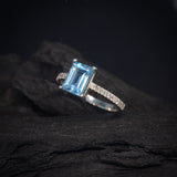 Anillo de compromiso con topacio natural corte esmeralda y 12 diamantes laterales elaborado en plata .970