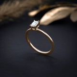 Anillo de compromiso con diamante natural central de .30ct con certificación GIA elaborado en oro amarillo de 18 kilates
