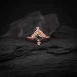 Anillo de compromiso con diamante natural sal y pimienta central de .50ct corte princesa y 12 diamantes naturales laterales elaborado en oro rosa de 14k