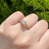 Anillo de compromiso con moissanita de 1 quilate con certificado GRA y 10 diamantes laterales elaborado en oro amarillo de 14 kilates