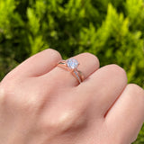 Anillo de compromiso con moissanita de 1.0ct corte brilllante con certificado GRA y 20 cristales laterales elaborado en oro rosa de 14k
