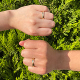 Par de argollas de matrimonio macizas de 4mm con incrustación de cristales (mitad de la pieza) elaboradas en oro amarillo de 14k