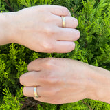 Par de argollas de matrimonio macizas de 4mm con incrustación de 15 diamantes naturales (mitad de la pieza) elaboradas en oro amarillo de 14k