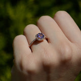 Anillo de compromiso con amatista natural de 1.0ct corte brillante y 32 diamantes naturales laterales elaborado en oro rosa de 14k