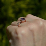 Anillo de compromiso con amatista natural de 1.0ct corte brillante y 32 diamantes naturales laterales elaborado en oro rosa de 14k