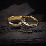 Par de argollas de matrimonio confort sólidas de 5mm y 3mm con incrustación de cristales (mitad de la pieza) elaboradas en oro amarillo y blanco de 10k