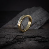 Argolla de matrimonio maciza de 4mm con incrustación de 3 diamantes naturales elaborada en oro de 18k