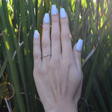 Anillo de compromiso con diamante natural de .03ct elaborado en oro combinado de 14 kilates
