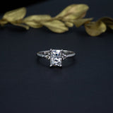 Anillo de compromiso con diamante natural central de 1.0ct corte esmeralda con certificación GIA y 2 diamantes naturales laterales elaborado en oro blanco de 14k
