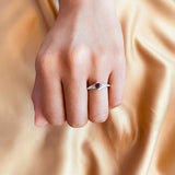 Anillo de compromiso con rubí natural de .20ct corte brillante y 2 cristales elaborado en oro blanco de 10k