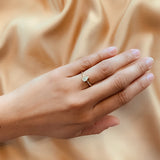 Anillo de compromiso con diamante natural central de .40ct corte gota con certificación GIA elaborado en oro amarillo de 14k