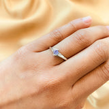 Anillo de compromiso con tanzanita natural de .20ct corte brillante y 2 cristales elaborado en oro blanco de 10k