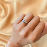 Anillo de compromiso con tanzanita natural de .20ct corte brillante y 2 cristales elaborado en oro blanco de 10k