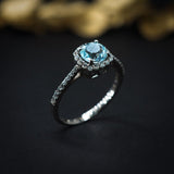 Anillo de compromiso con topacio natural de 1.0ct corte brillante y 32 diamantes  naturales elaborado en oro blanco de 14k