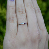 Anillo elaborado en oro blanco de 14k con rubí natural