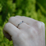 Anillo elaborado en oro blanco de 14k con rubí natural