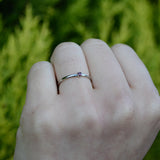 Anillo elaborado en oro blanco de 14k con rubí natural