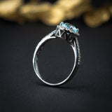 Anillo de compromiso con topacio natural de 1.0ct corte brillante y 32 diamantes  naturales elaborado en oro blanco de 14k