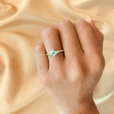 Anillo de compromiso con topacio natural de .20ct corte brillante y 2 cristales elaborado en oro blanco de 10k