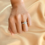 Anillo de compromiso con topacio natural de .20ct corte brillante y 2 cristales elaborado en oro blanco de 10k