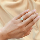 Anillo de compromiso con topacio natural de .20ct corte brillante y 2 cristales elaborado en oro blanco de 10k