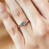 Anillo de compromiso con tanzanita central .20ct corte brillante y 2 tanzanitas laterales elaborado en oro rosa de 10k