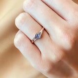 Anillo de compromiso con tanzanita central .20ct corte brillante y 2 tanzanitas laterales elaborado en oro rosa de 10k