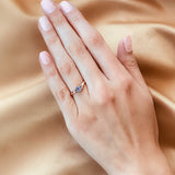 Anillo de compromiso con tanzanita central .20ct corte brillante y 2 tanzanitas laterales elaborado en oro rosa de 10k