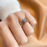 Anillo de compromiso con diamante de laboratorio de .50ct corte brillante con certificado IGI y 10 diamantes de laboratorio elaborado en oro rosa y blanco de 14k