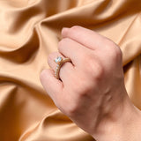 Anillo de compromiso con diamante natural central de .50ct corte brillante con certificación GIA y 48 diamantes naturales laterales elaborado en oro amarillo de 14k