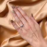 Anillo de compromiso con diamante natural central de .50ct corte brillante con certificación GIA y 48 diamantes naturales laterales elaborado en oro amarillo de 14k